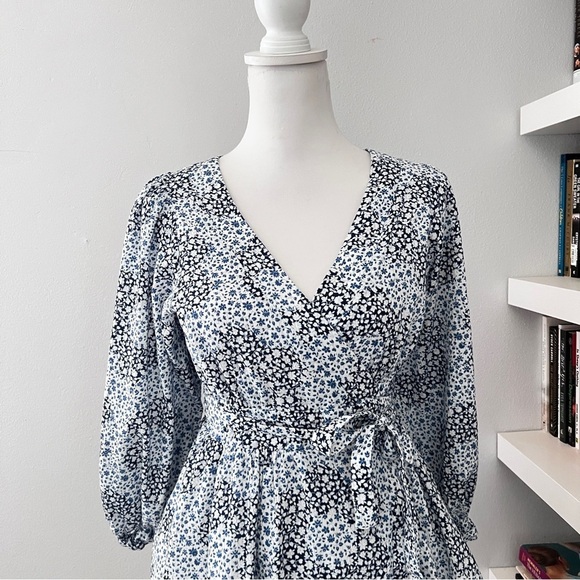 Madewell Blue & White Crinkle Wrap Mini Dress in Quilted Floral Sz 2 - Picture 5 of 16